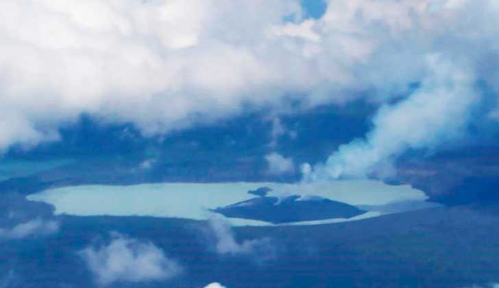 Gobierno de Vanuatu ordena evacuación obligatoria de una isla por la erupción del volcán Monaro.