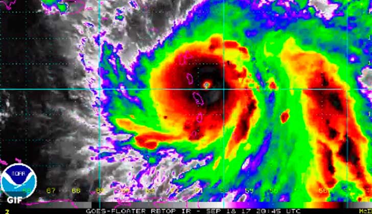El huracán María alcanzó la categoría 5 y ya tuvo un paso devastador por Dominica .