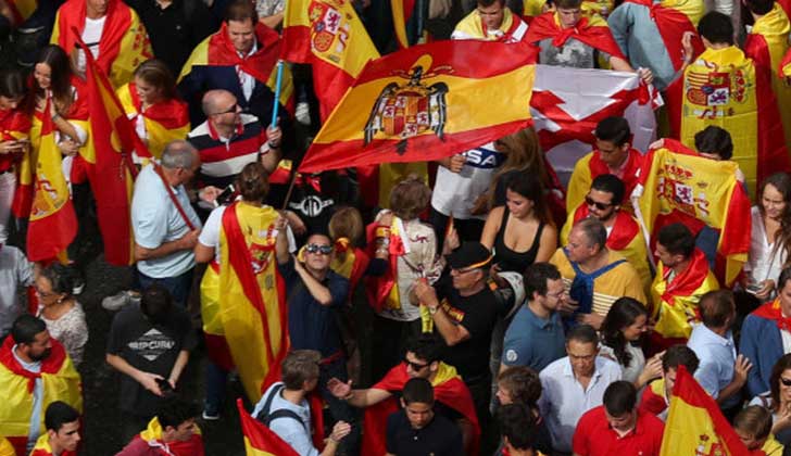 El saludo fascista y el "cara al sol" protagonizan la protesta en Madrid contra el referéndum catalán.