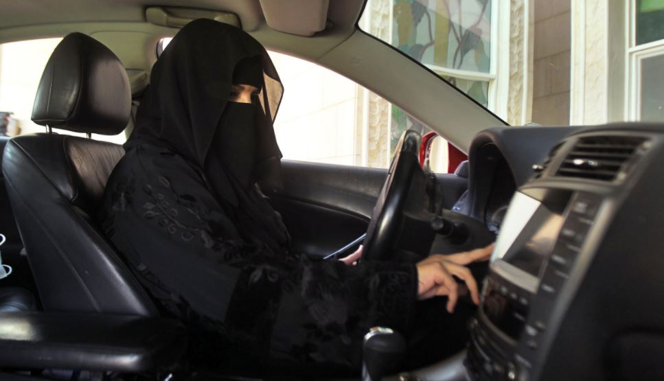 Una mujer conduce auto mientras viste la burka. Foto cortesía de Al Jazeera 