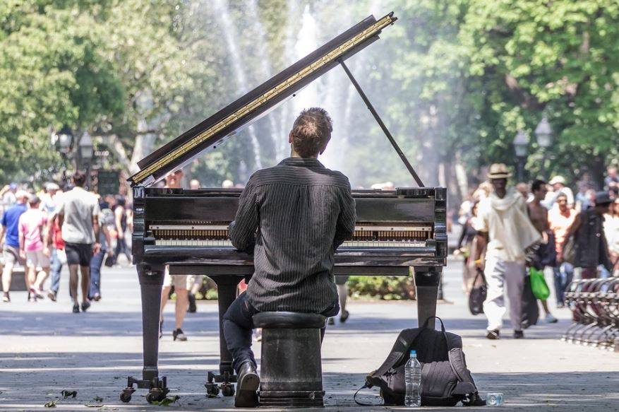 Un pianista toca en el Central Park de Nueva York. Foto: Pixabay