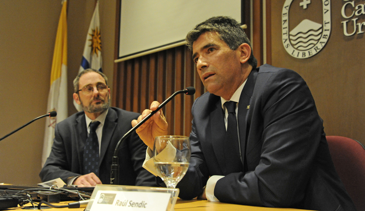 Raúl Sendic brindó una conferencia en la Universidad Católica. (Foto de Presidencia).