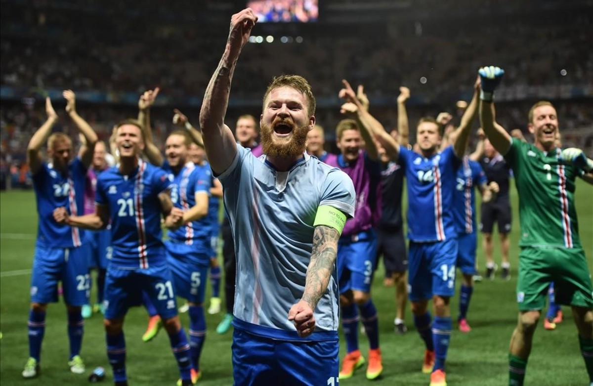 Iceland s midfielder Aron Gunnarsson and team mates celebrate after the Euro 2016 round of 16 football match between England and Iceland at the Allianz Riviera stadium in Nice on June 27  2016    Iceland won the match 1-2    AFP PHOTO   BERTRAND LANGLOIS