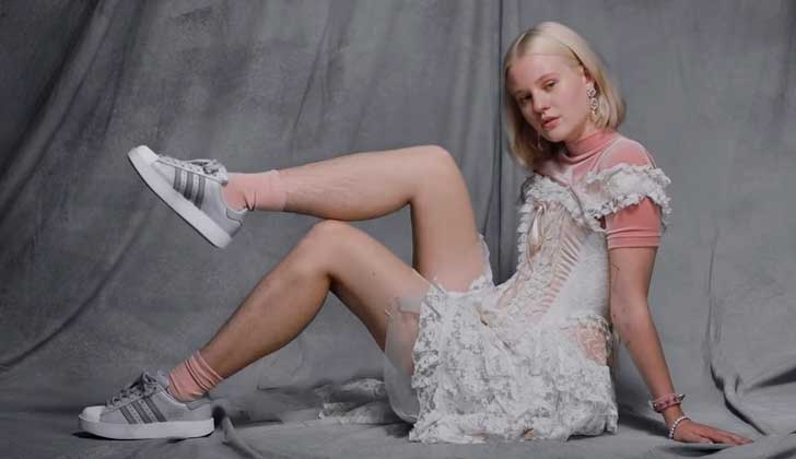 Romper esquemas: Adidas lanzó una campaña con una modelo sin depilar .