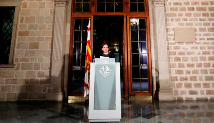 Alcaldesa de Barcelona a Rajoy y Puigdemont: "No es el momento del choque de trenes, es el momento del diálogo".
