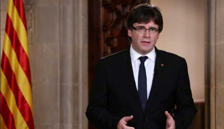 Puigdemont suspende la declaración de independencia para abrir un "proceso de diálogo".