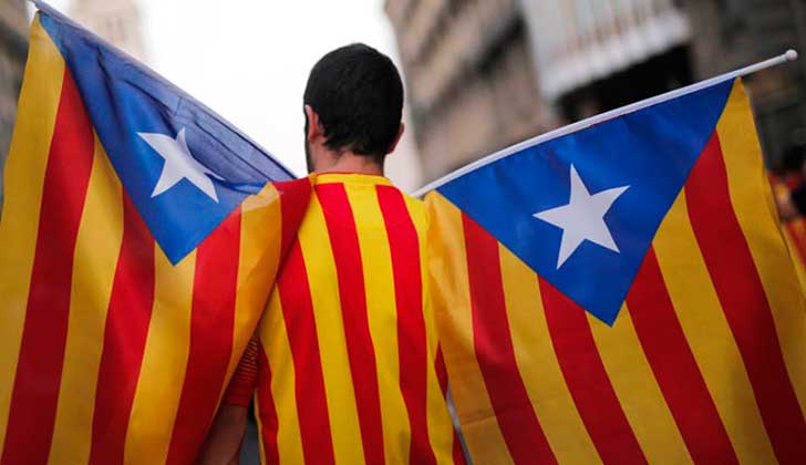 La CUP exige a Puigdemont responder "sí" a Rajoy sobre la declaración de independencia de Cataluña.
