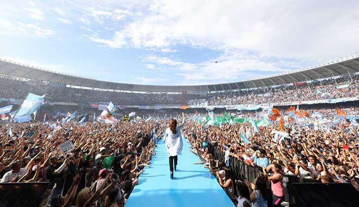 CFK cerró la campaña electoral con un multitudinario acto en la cancha de Racing.