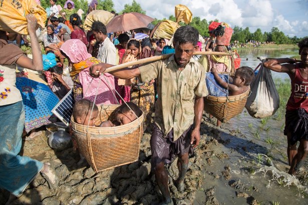 Miles de refugiados rohingya recién llegados cruzan por la zona fronteriza junto al pueblo de Anzauman Para, en Palong Khali, Bangladesh. © ACNUR/Roger Arnold¿