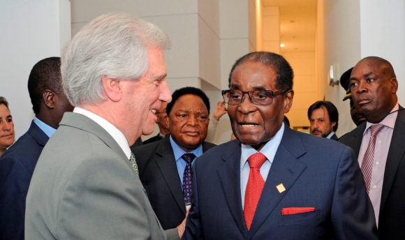 Tabaré Vázquez junto al presidente Robert Mugabe. Foto: Presidencia 