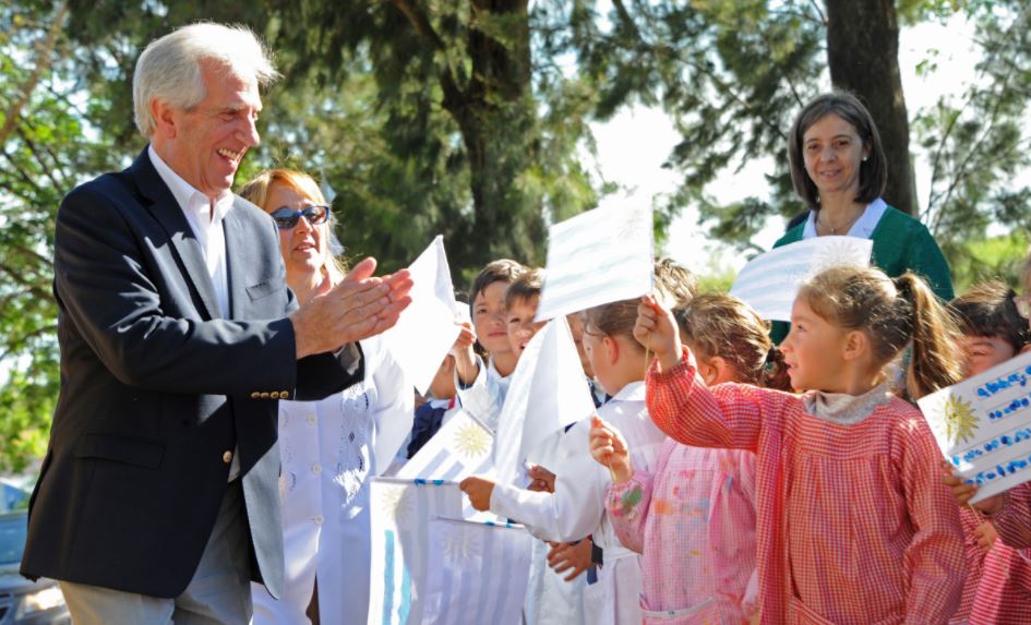 Vázquez fue recibido por niños en Flores. Foto: Presidencia de la República