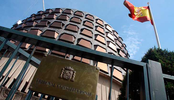 El Tribunal Constitucional suspende la declaración de independencia de Cataluña .