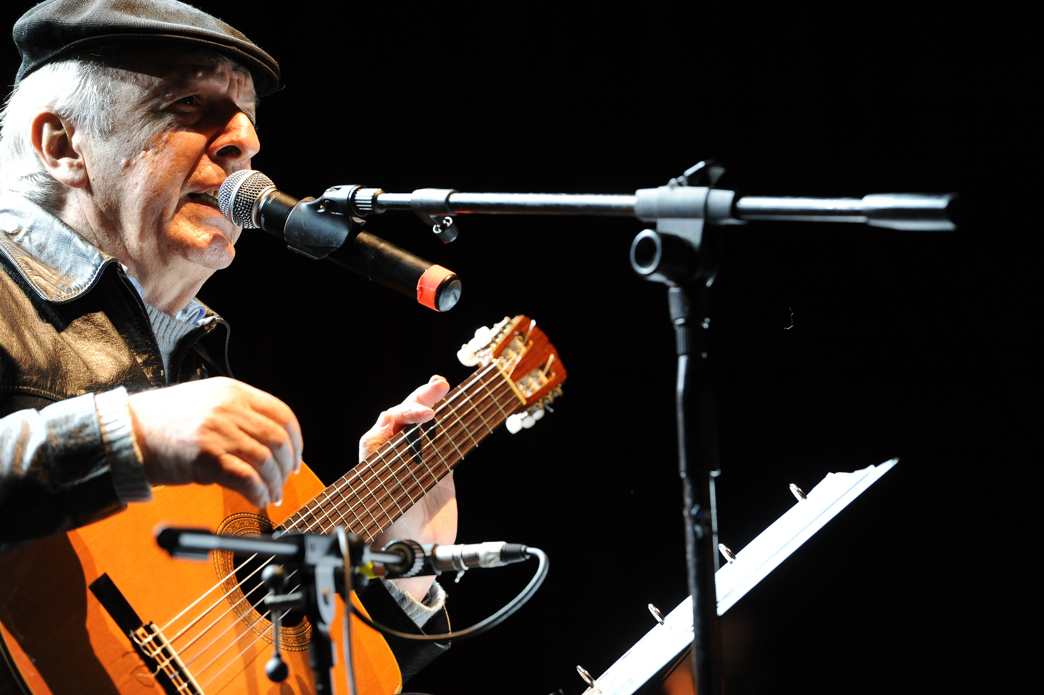 Daniel Viglietti tocando durante la celebración del Bicentenario de la Independencia de Uruguay, en 2011. Foto: Flickr/bicentenariouy
