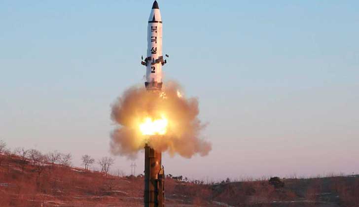 Corea del Norte lanza un nuevo misil balístico.