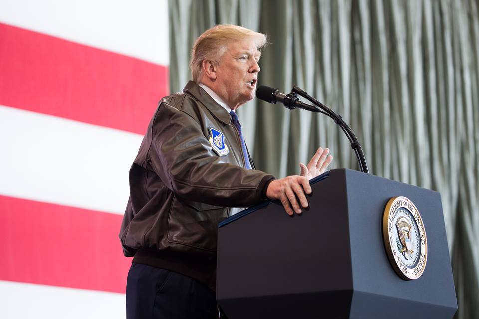 Trump durante un discurso a militares estadounidenses en la Base Aérea de Yokota, Japón. Foto: The White House