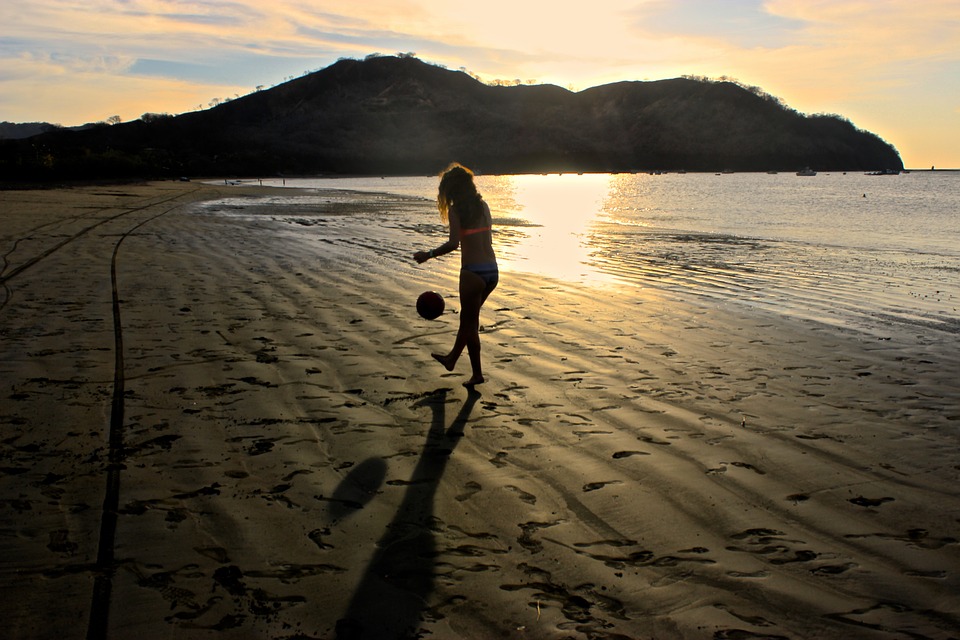 Una joven juega a la pelota en la playa de Jacó, en el pacífico central de Costa Rica. Foto: Pixabay