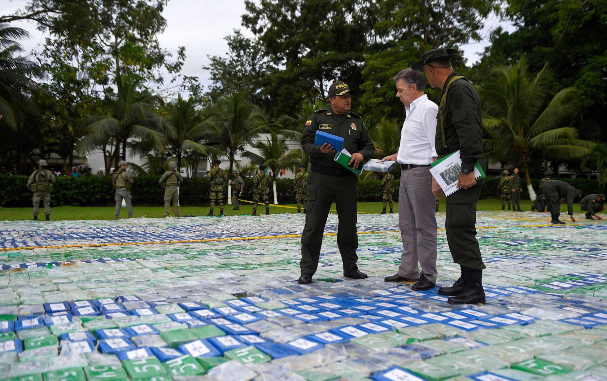 Santos revisando la cocaína incautada. Foto: Gobierno de Colombia