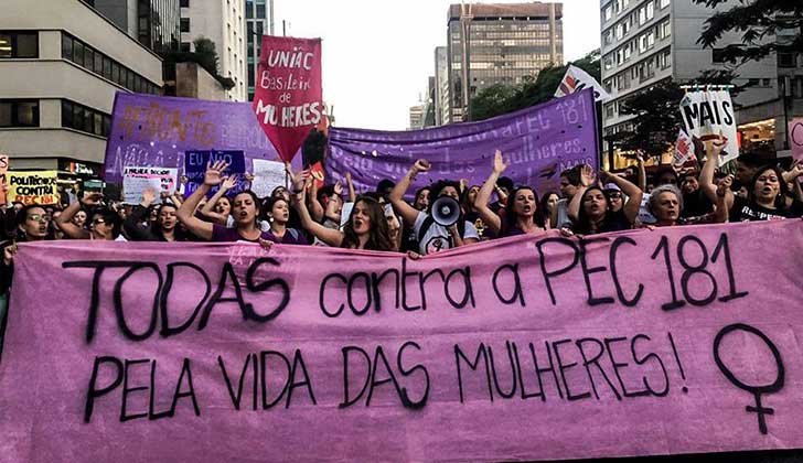 Mujeres brasileñas marchan contra la enmienda constitucional que pretende prohibir el aborto en todos los casos. Foto. Midia NINJA