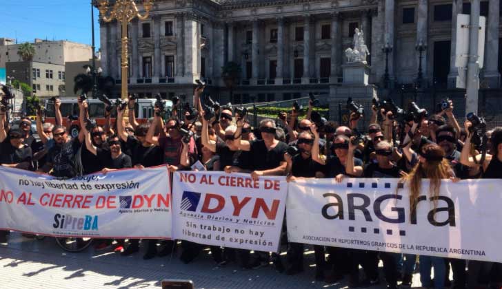 Periodistas argentinos protestan ante el cierre de medios.