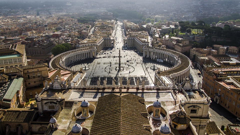 Vista aérea de la Plaza de San Pedro, ubicada frente a la Basílica que recuerda al primer pontífice de la iglesia católica. Foto: Pixabay