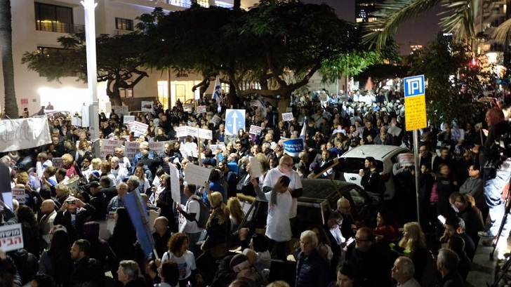 Miles de israelíes se manifiestan en Tel Aviv contra la corrupción de Netanyahu.