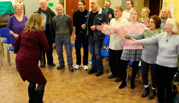 Cantar en grupo favorece la salud mental y las habilidades sociales. Foto: Consejo-del-condado-de-Norfolk