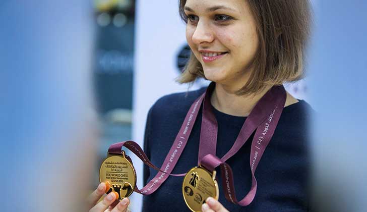 "No quiero ser una criatura de segunda": campeona mundial de ajedrez renuncia a defender títulos para no ir a Arabia Saudita.