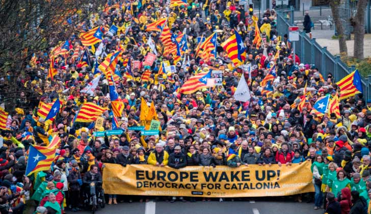 #WakeUpEurope: miles de independentistas catalanes se manifestaron en Bruselas .