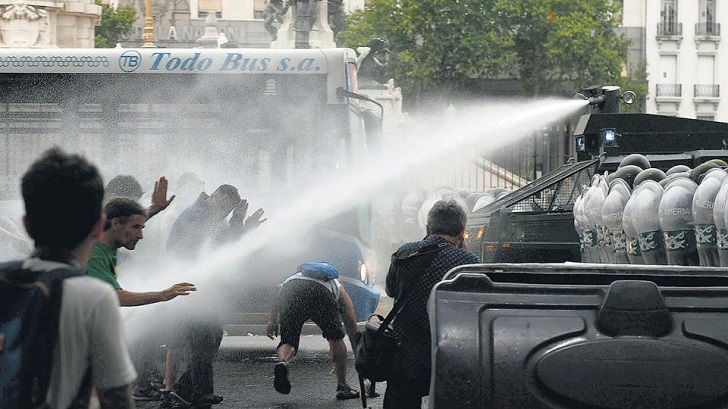 Fuerte represión a una movilización contra la reforma previsional de Macri. Foto: Télam