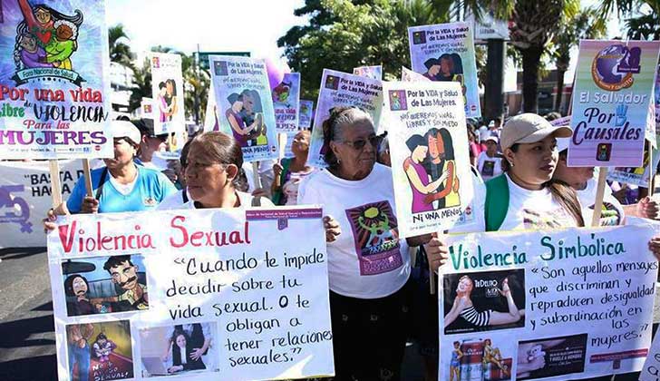La ONU insta a El Salvador a retirar ley "draconiana" sobre el aborto. Foto: Salvadoreñas marchan por el aborto legal/ EFE