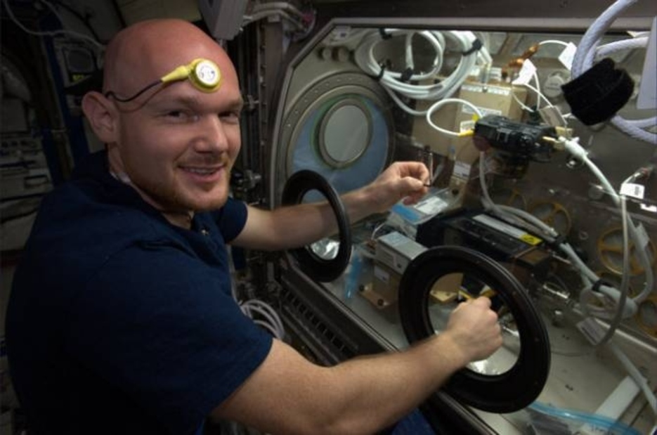 Astronauta Luca Parmitano con un sensor en la frente que midió su temperatura. FOto: NASA/ESA
