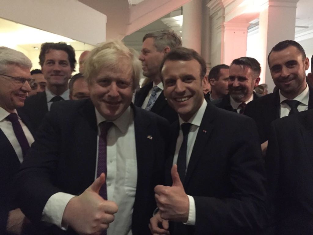 Boris Jonson (izq) posa en una foto junto a Emmanuel Macron. Foto: Twitter Boris Johnson