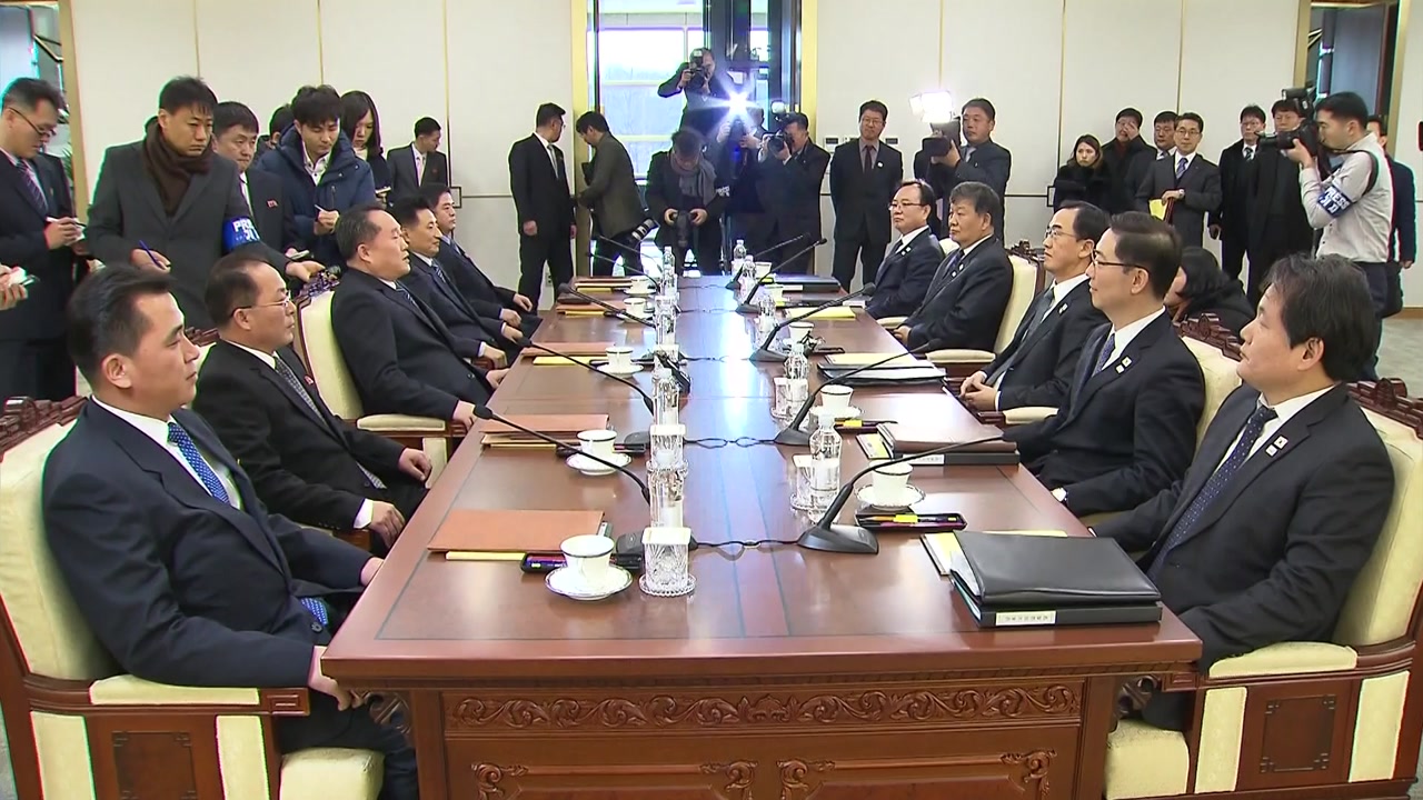 A la izquierda los representantes del Sur, y a la derecha los del Norte. Foto: Agencia Nacional de Noticias de Corea del Norte YTN
