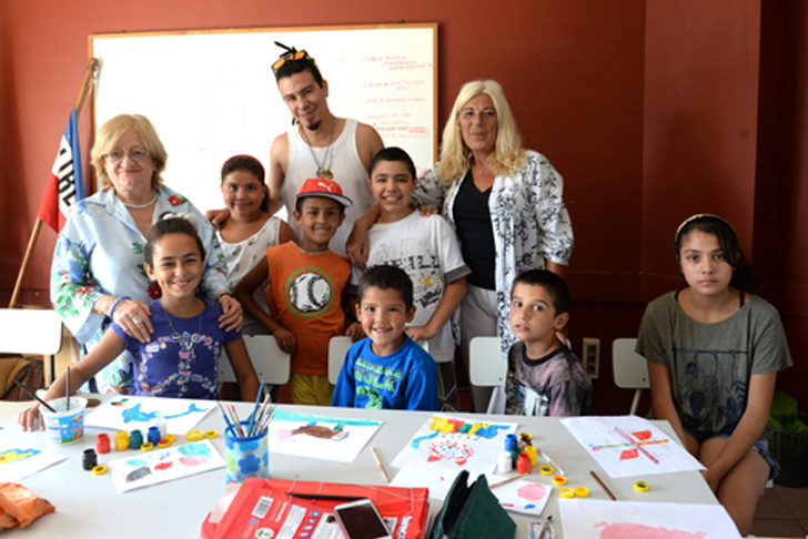 Glenda Rondán junto a docentes, niños y niñas que participan de los Talleres / Foto: MEC