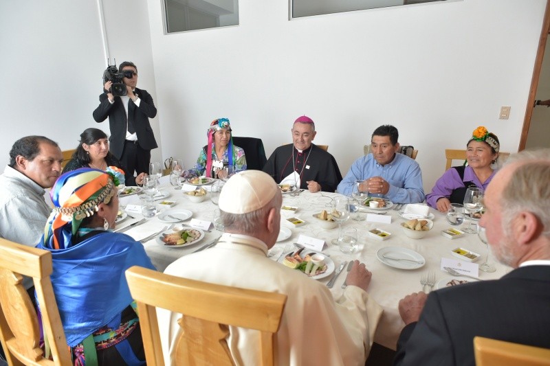 Francisco conversa con varios representantes de grupos aborígenes chilenos. Foto: vatican.va