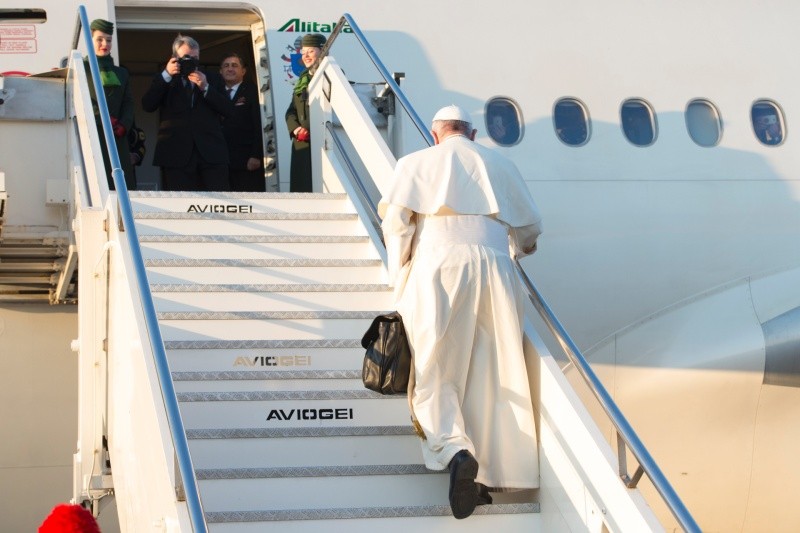 El papa Francisco aborda el avión que lo lleva de vuelta a Roma. Foto: vatican.va