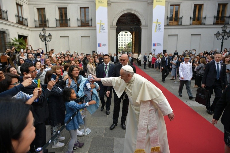 Francisco saluda a una madre con su bebé en La Moneda. Foto: Vatican.va