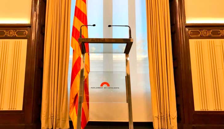 El presidente del Parlament aplaza la sesión de investidura pero mantiene a Puigdemont como candidato.