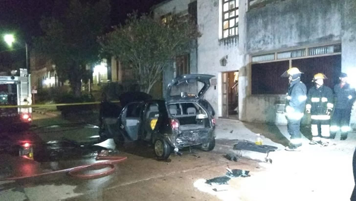 El auto fue consumido por las llamas / Foto: Subrayado / Foto: Artigas Noticias