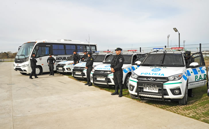 Móviles policiales de PADO y Guardia Republicana / Foto: Presidencia