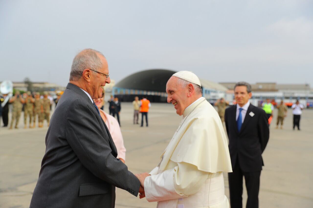 Kuczynski recibió al papa Francisco en su visita a Perú. Foto: Twitter/ppkamigo