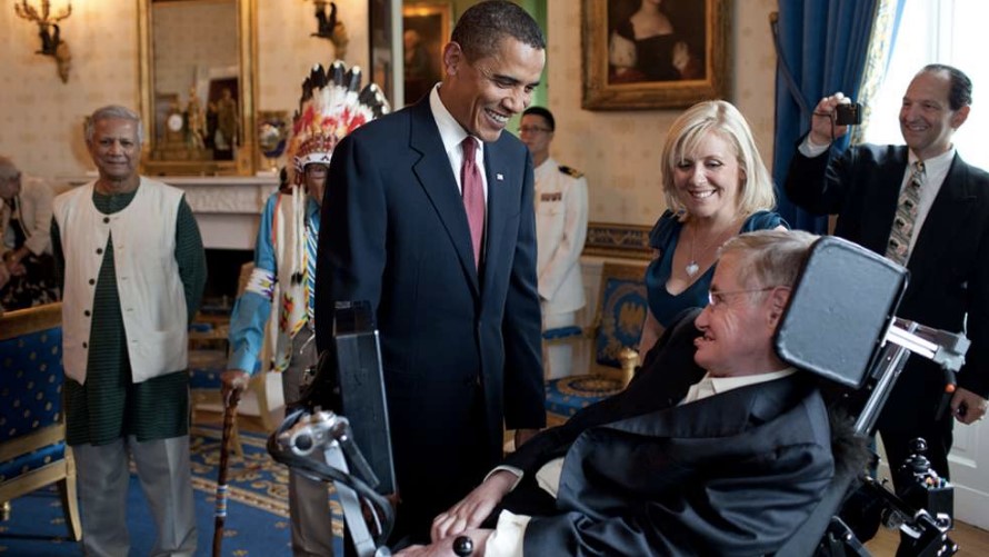 Stephen Hawking conversa con el ex presidente estadounidense Barack Obama. Foto: Archivo de la Casa Blanca. 