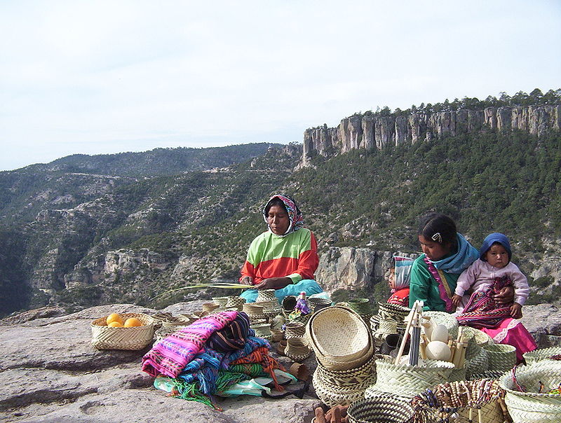 Mujeres aborígenes rarámuris elaborando artesanías. Foto: Wikimedia Commons 