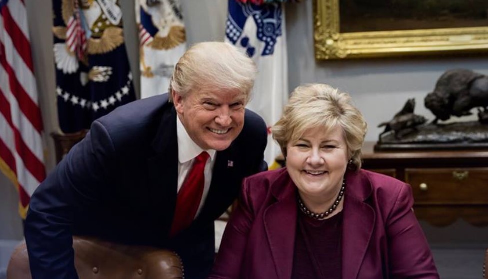 Trump posa junto a la primer ministra noruega, Erna Solberg. El estadounidense habría afirmado que prefiere recibir a inmigrantes nórdicos que de "países de mierda" como El Salvador o Haití. Foto: Facebook Donald J. Trump