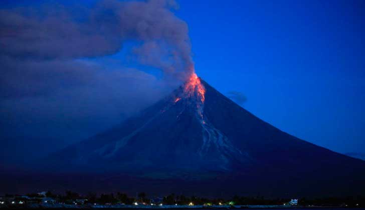 Filipinas: Más de 60.000 desplazados por la erupción del volcán Mayon. Foto: @gztcom 