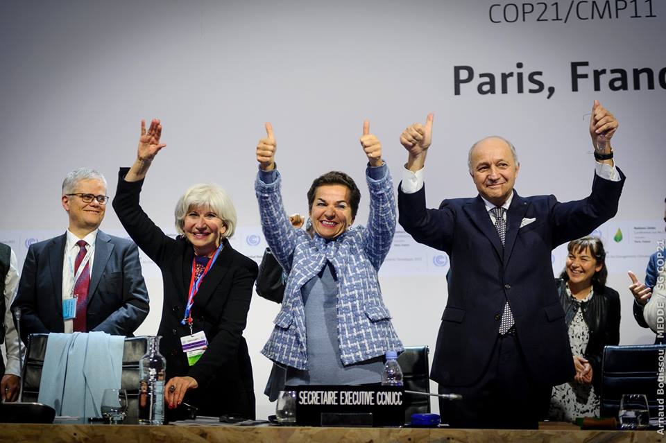 Líderes de la conferencia COP21 celebran la aprobación del Acuerdo de París, en 2015
