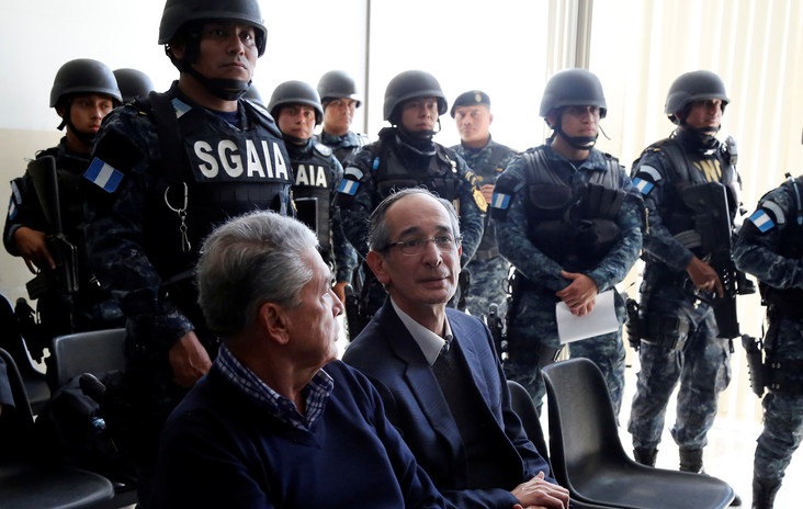El ex presidente guatemalteco, Álvaro Colom y nueve de sus ministros fueron detenidos por corrupción.