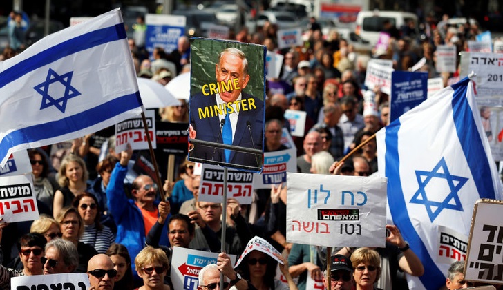 Israelíes piden la renuncia de Netanyahu por acusaciones de corrupción.
