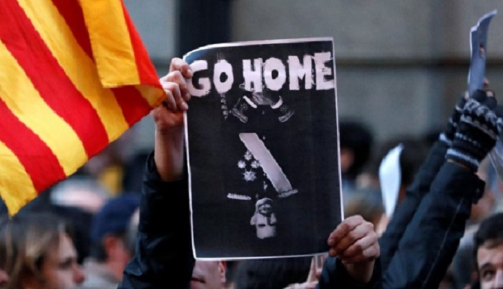 Felipe VI llegó a Barcelona en medio de protestas y el plante de las principales autoridades catalanas .