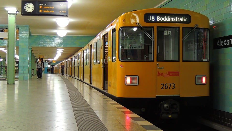El subterráneo llegando a la Alexandreplatz de Berlín. Foto: Pixabay